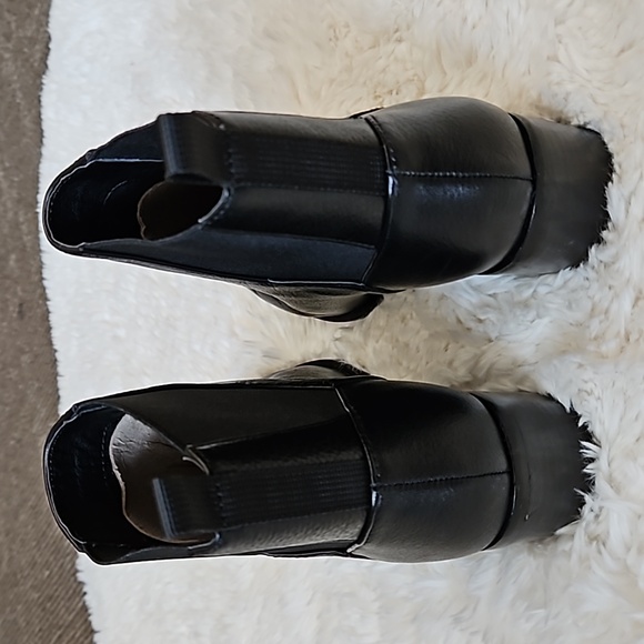 *SOLD* Chinese Filip Black Bootie, size 6, Like new with original box - Picture 7 of 12